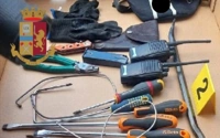 Furto in appartamento, ladri fuggono ma Polizia recupera armi e refurtiva