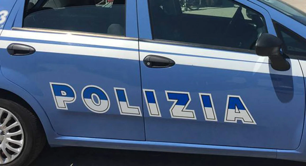 Rapina una donna, bloccato e arrestato
