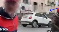 Torre del Greco - Lancia il sacchetto di rifiuti dall'auto. Borrelli: "Incivili"