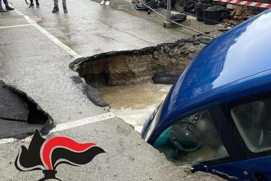 Bomba d'acqua su Napoli: auto finisce in voragine aperta per strada