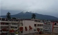 Vesuvio imbiancato, il suggestivo scenario di questa strana primavera