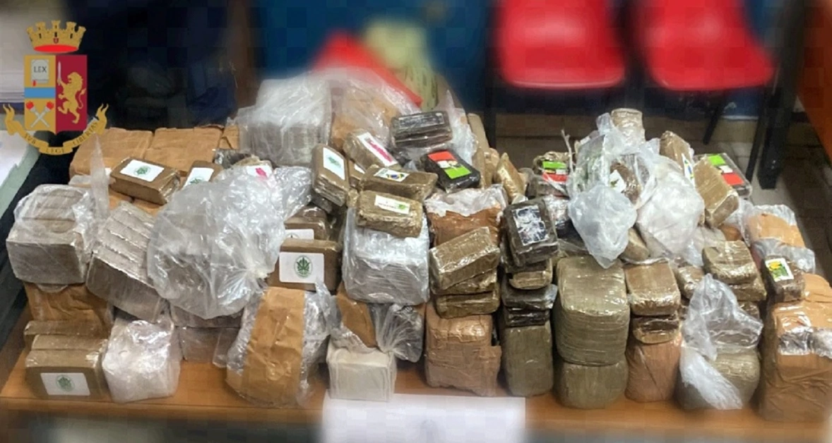 In auto con 39 kg di droga, arrestato dalla Polizia