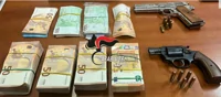 Fratelli arrestati dai carabinieri nel Napoletano, in casa soldi e pistole