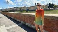 Hande Erçel torna in Italia dopo un anno. Turista a Firenze tra Uffizi e Ponte Vecchio