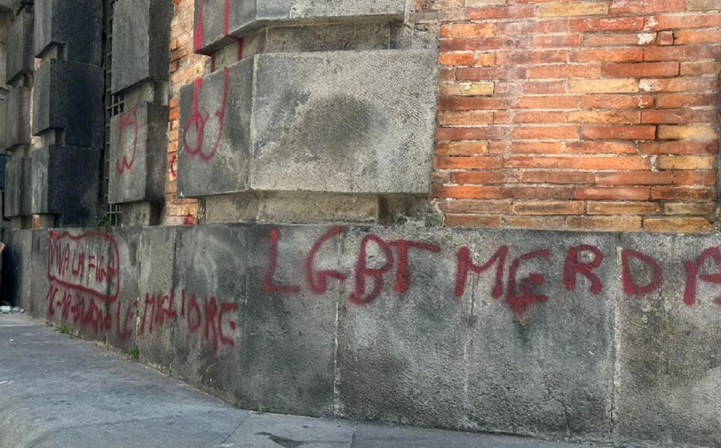 Torre del Greco - Scritte omofobe nei pressi della Basilica di Santa Croce