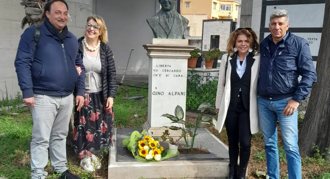 Torre Annunziata - Festa del 25 aprile: fascio di fiori sulla tomba di Gino Alfani