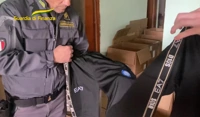Deposito con capi d'abbigliamento contraffatti del Napoli scoperto a San Giuseppe Vesuviano