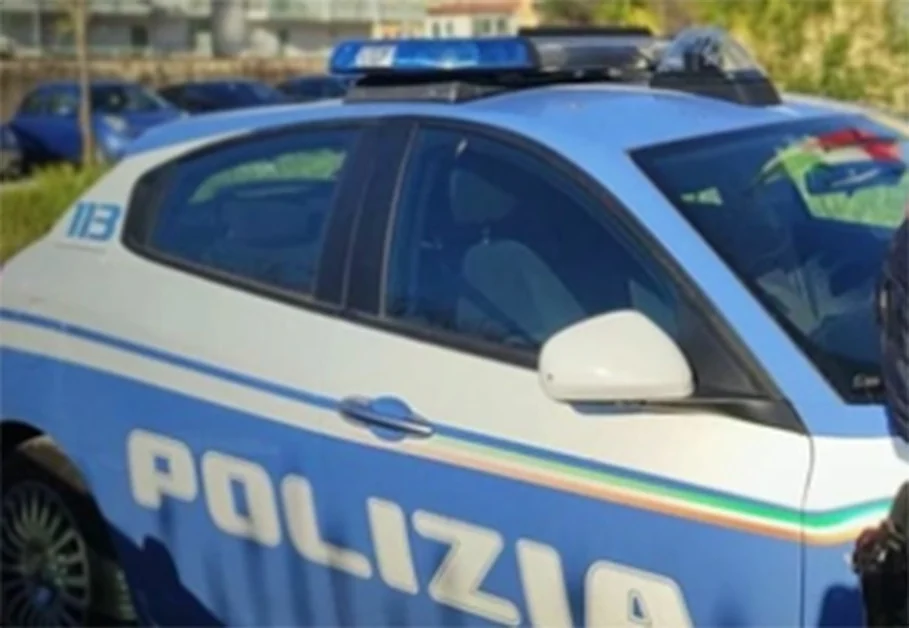 Trasportavano su un furgone generi alimentari di dubbia provenienza, denunciati
