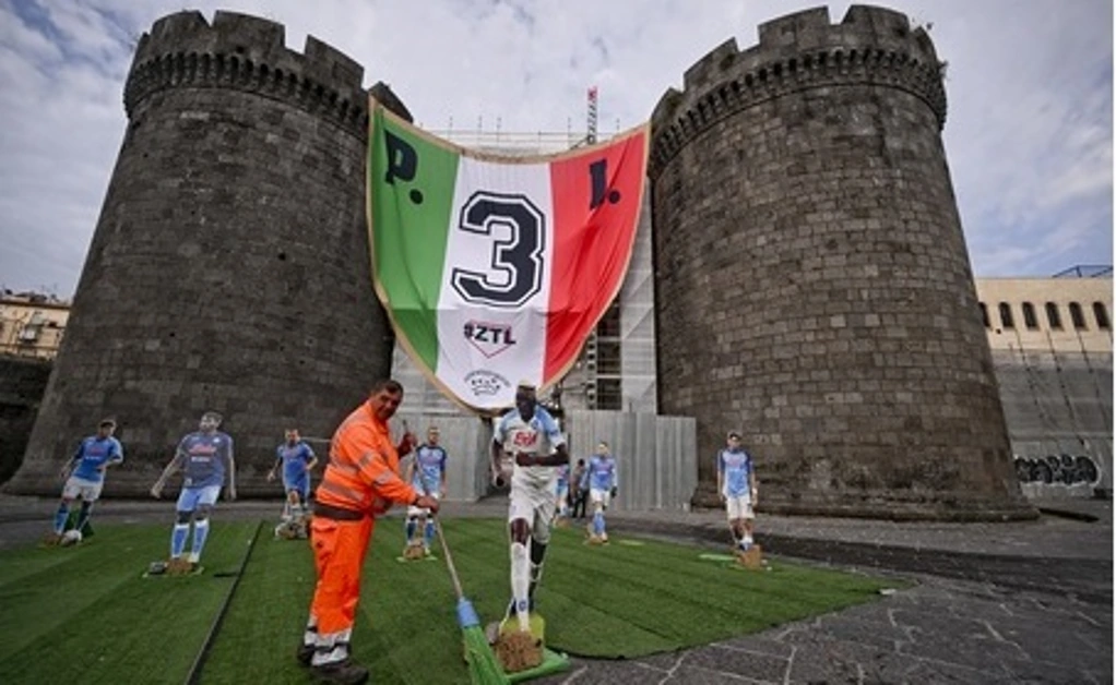 Scudetto Napoli: bandiera da record tra due torri di Porta Capuana