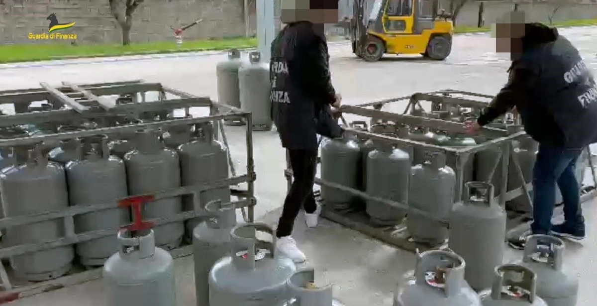 Sequestrate oltre 70 bombole di GPL in una ferramenta