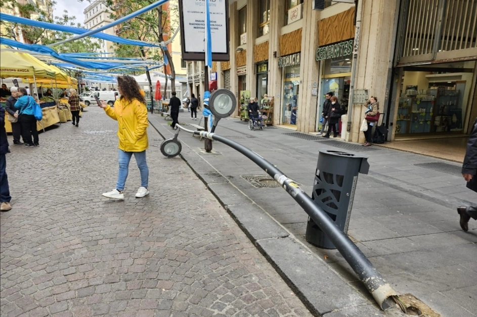 Cade palo dell'illuminazione pubblica, paura in via Cervantes