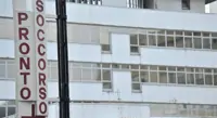 Giovane ucciso, donna in ospedale danneggia ingresso PS e aggredisce i poliziotti