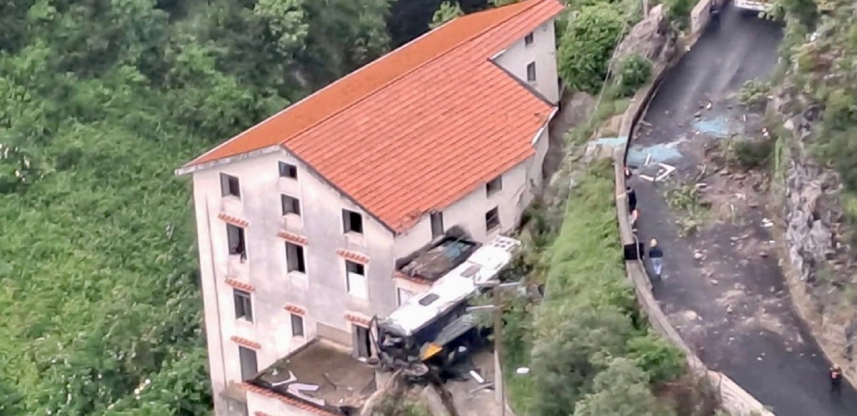 Tragedia a Ravello, bus esce di strada: muore conducente