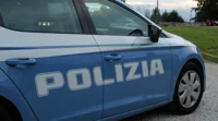 Non si ferma all'alt e tenta di investire poliziotto, arrestato