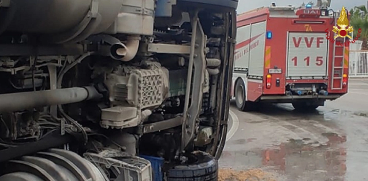 Autoarticolato si ribalta sulla Statale Sannitica