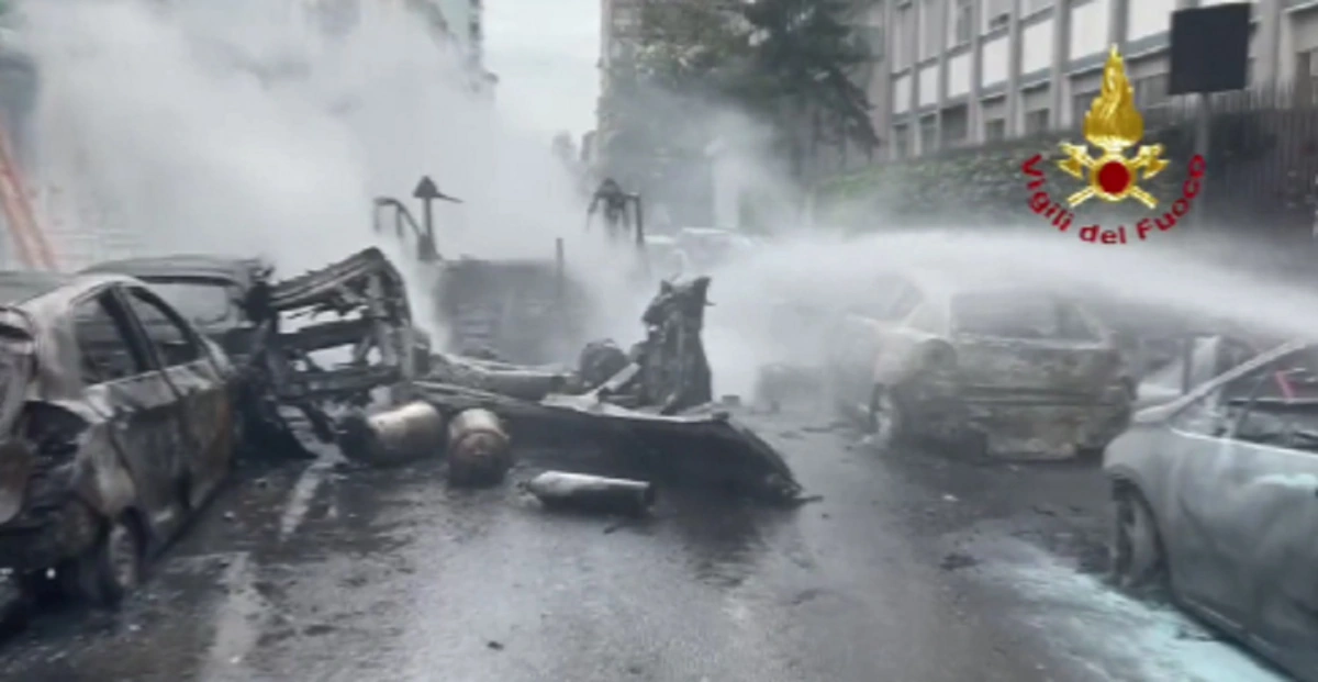 Esplosione ed incendio in pieno centro a Milano, un ferito