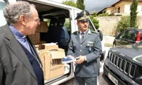 GdF dona scarpe contraffate sequestrate alla Caritas