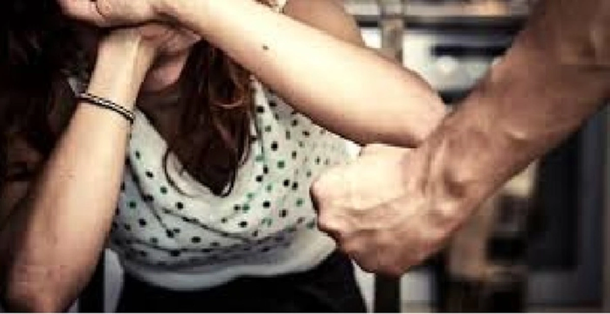 Castellammare di Stabia - Aggressioni alla compagna e revenge porn, arrestato dalla Polizia