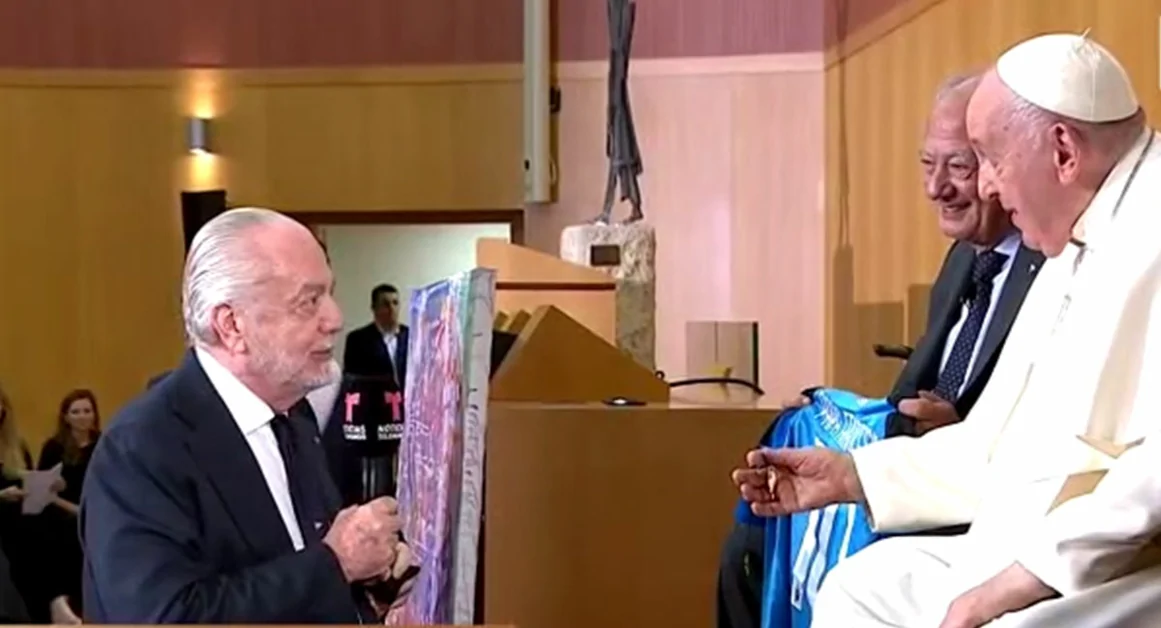 Aurelio De Laurentiis dona a Papa Francesco un piccolo piede d'oro