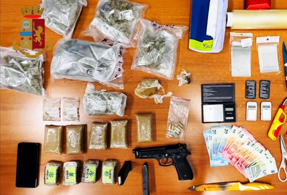Droga, armi e munizioni in casa: arrestata donna a Portici
