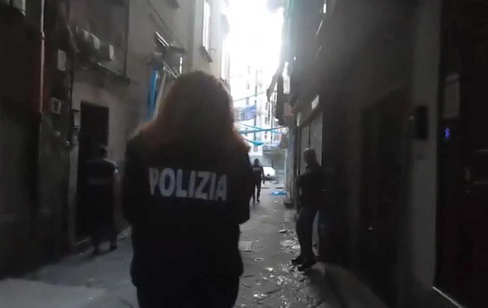 Spaccio di droga ed estorsioni nel cuore di Napoli, 53 misure cautelari