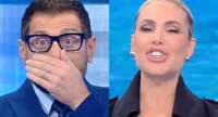 Isola, Enrico Papi e la gaffe su Francesco Totti. Ilary Blasi gelata. Video