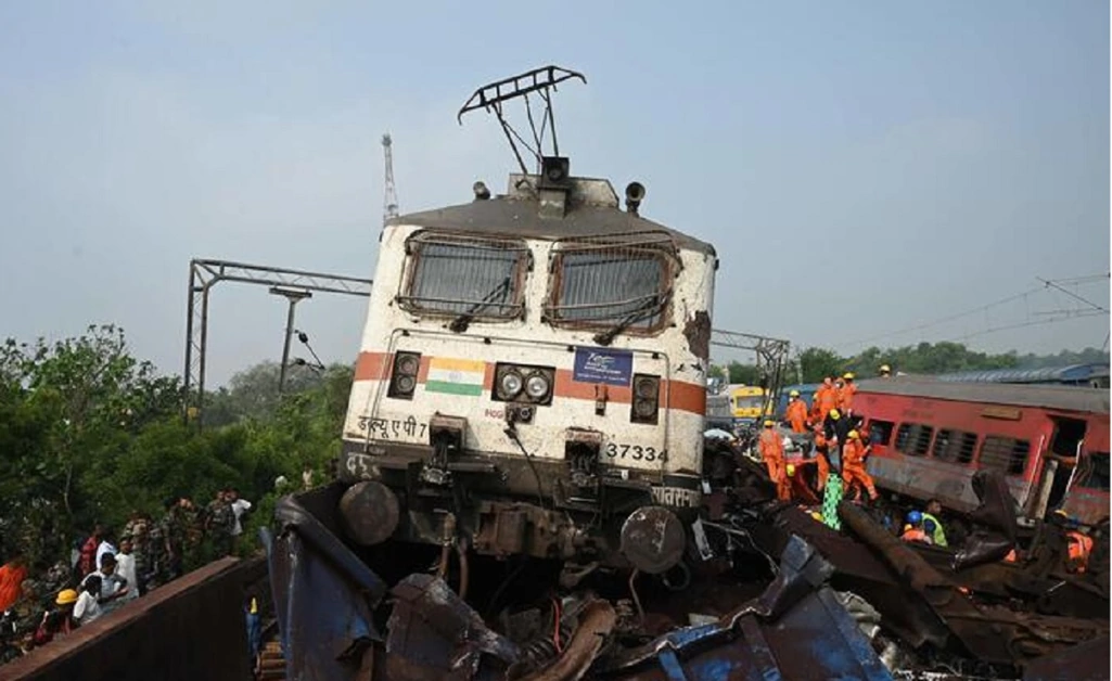Scontro tra tre treni in India: 288 morti accertati