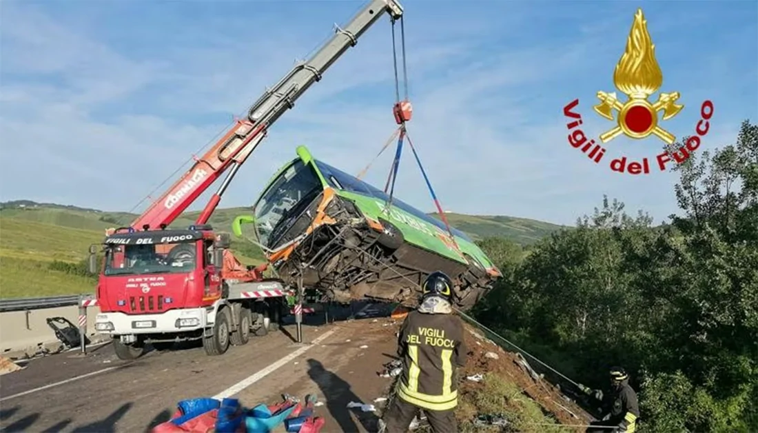 Incidente sulla A16, bus e auto coinvolti: un morto e diversi feriti