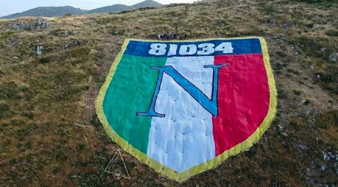 Napoli campione d'Italia: enorme scudetto sul monte Petrino a Mondragone