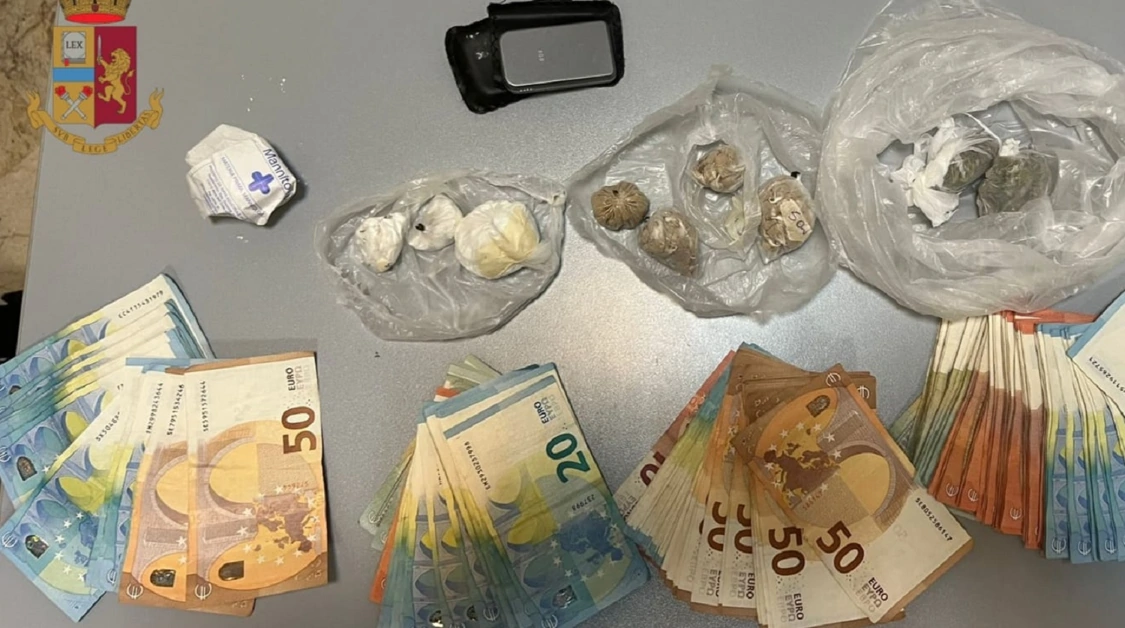 Pusher arrestati dalla Polizia, sequestrati soldi e droga