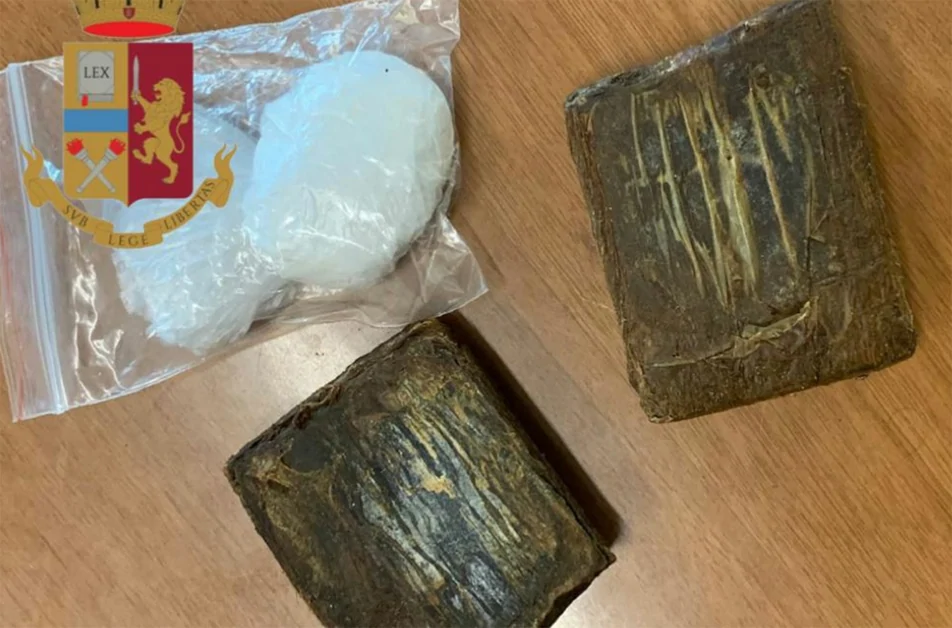 Droga  in una fessura di un cancello, sequestro a San Giovanni a Teduccio