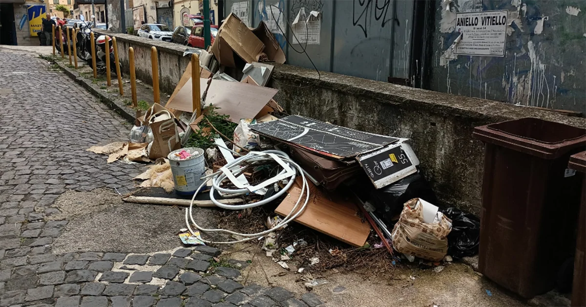 Sversamento illegale di rifiuti e ingombranti, Mennella va dai carabinieri