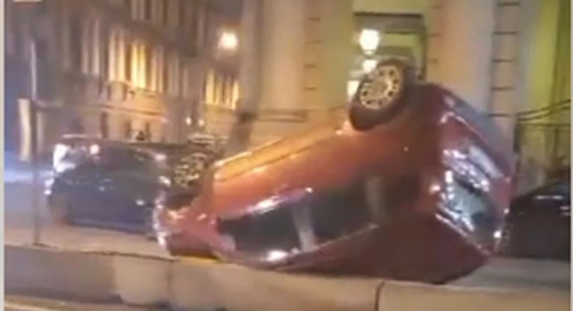 Incidente spettacolare a Napoli: auto si ribalta fuori la galleria Vittoria