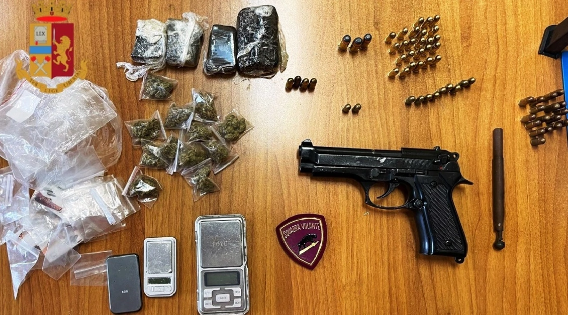 Sorpreso con armi e droga in casa: arrestato 21enne napoletano