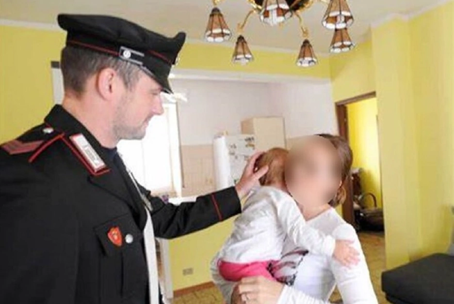 Bimbo resta chiuso in auto salvato dai carabinieri