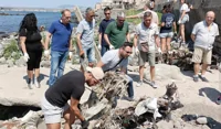 Torre del Greco - Pulizia dell'arenile all'Agostinella con il sindaco Mennella