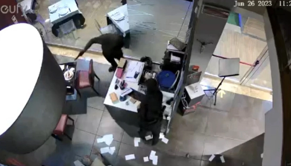 In 5 fanno irruzione in un ristorante: rapinati proprietari e clienti