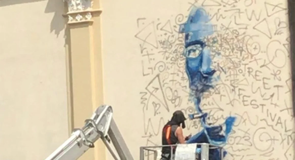 Pompei - Un murale su una parete di Palazzo De Fusco: insorge l'opposizione