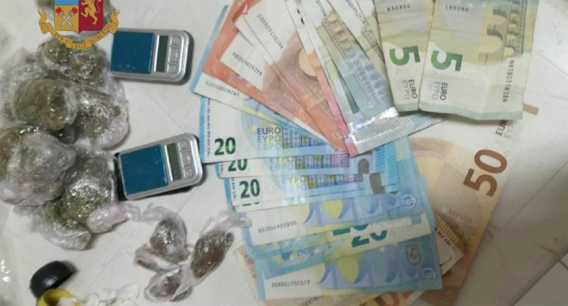 Spaccio di droga, tre arresti tra centro storico e Scampia