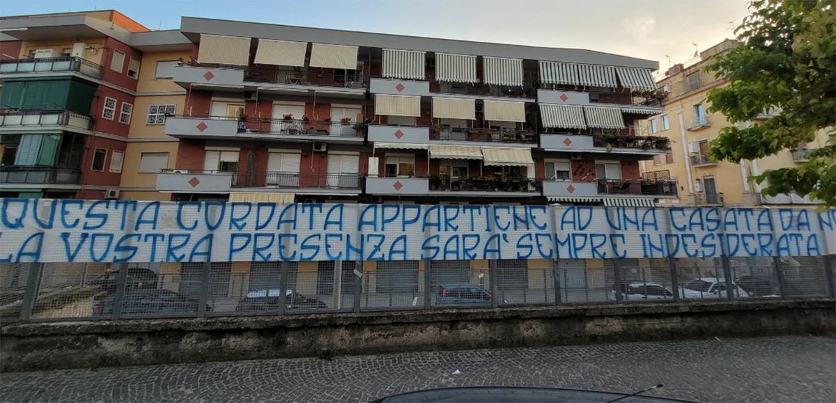 A Portici lo striscione contro i Savoia: il mondo del calcio terreno di scontro... Reale