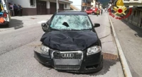 Auto investe un'intera famiglia in vacanza nel Bellunese: tre morti