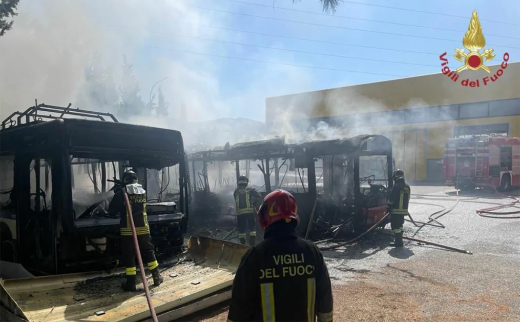 Fiamme nel deposito dell'azienda di trasporto, 4 autobus distrutti