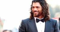Can Yaman, una fan lo mette in imbarazzo: "Cosa vuoi che...". Video