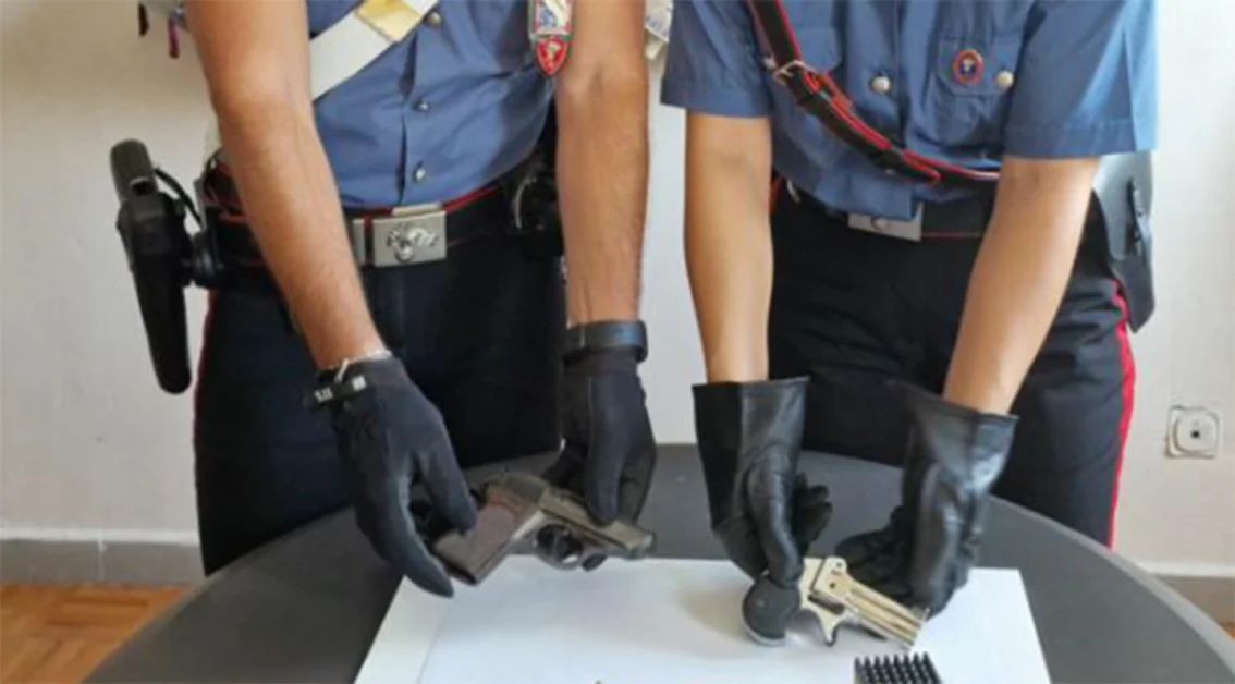 Pistole e munizioni in casa, un arresto nel Vesuviano