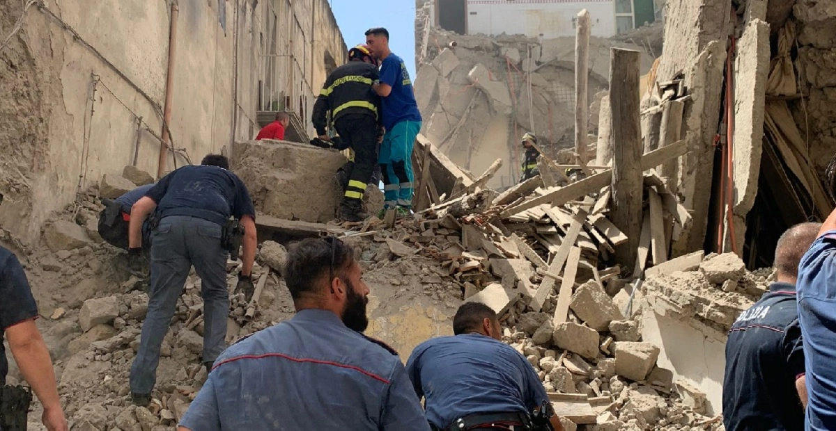 Tragedia a Torre del Greco: crolla palazzo di tre piani, si temono vittime