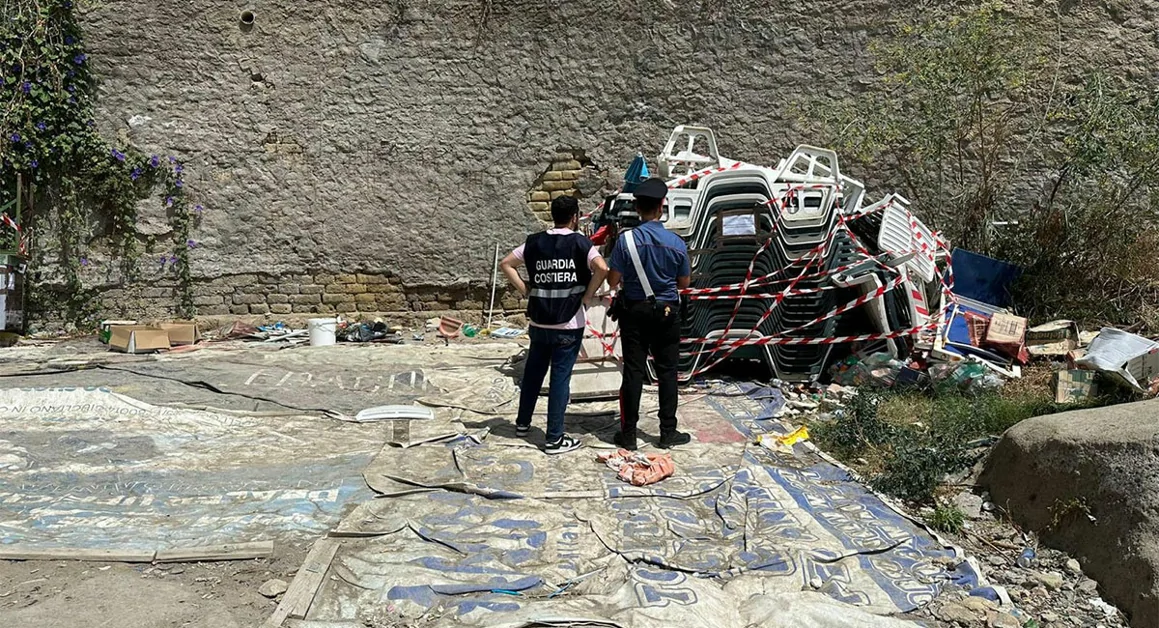 Napoli, Marechiaro: denunciate due persone per occupazione spazio demaniale