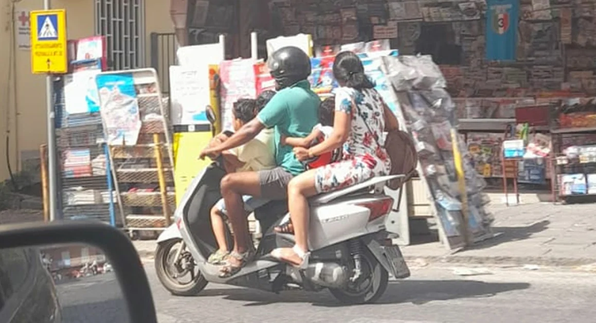 In cinque su una moto: padre, madre e tre figli