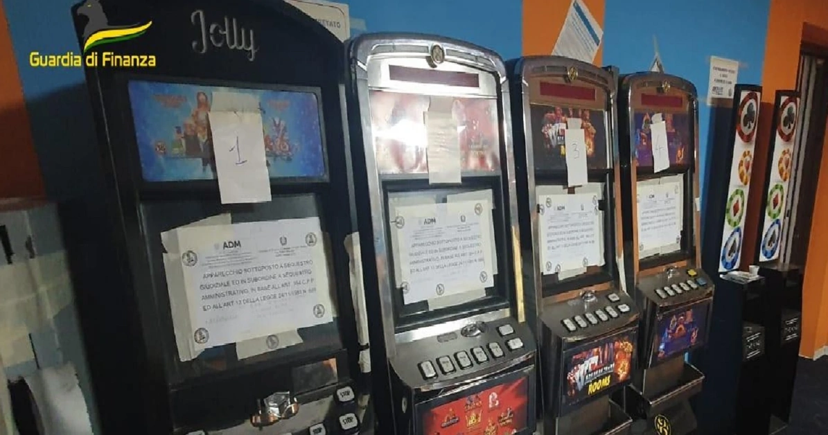Sale slot abusive a macchinette truccate, sequestri nel Casertano