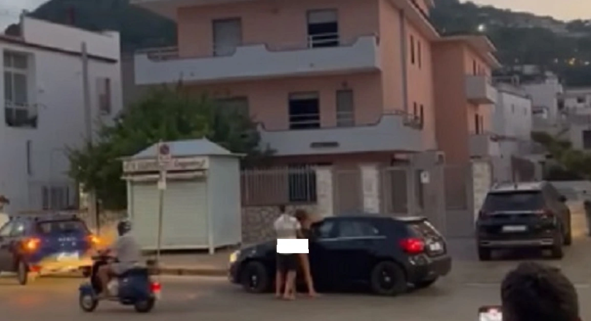 Fanno sesso in strada davanti ai passanti: il video pubblicato sui social