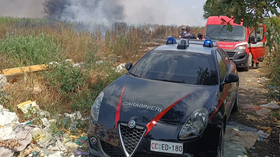 Giugliano - Vasto incendio di rifiuti nei pressi di un campo rom
